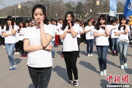 地铁一老人掐住女孩脖子不放手